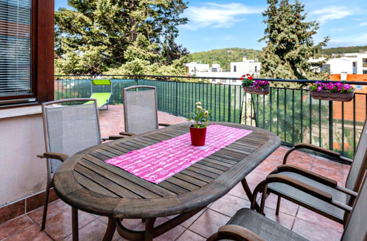 Appartamento Spacious With Huge Balcony! Praga